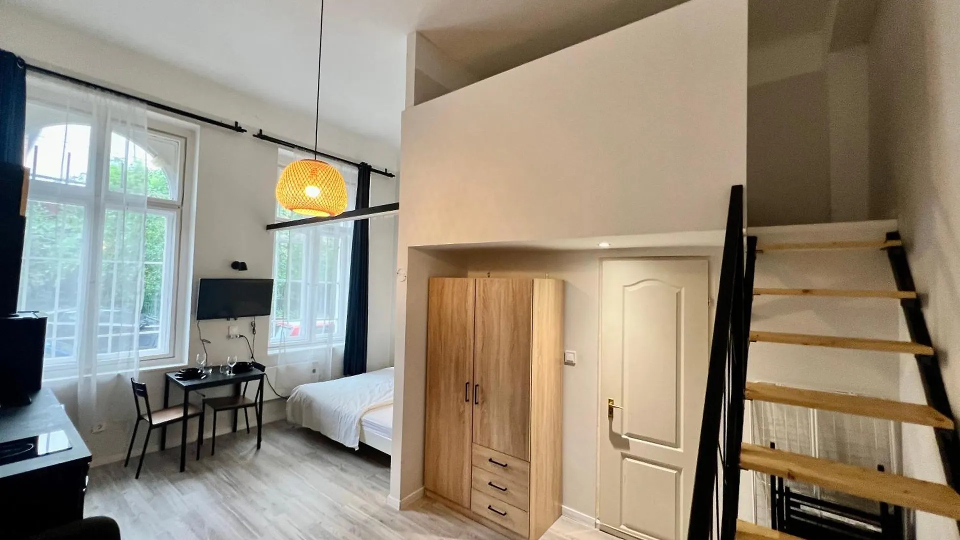 Contacten van Amazing Studio In The Center